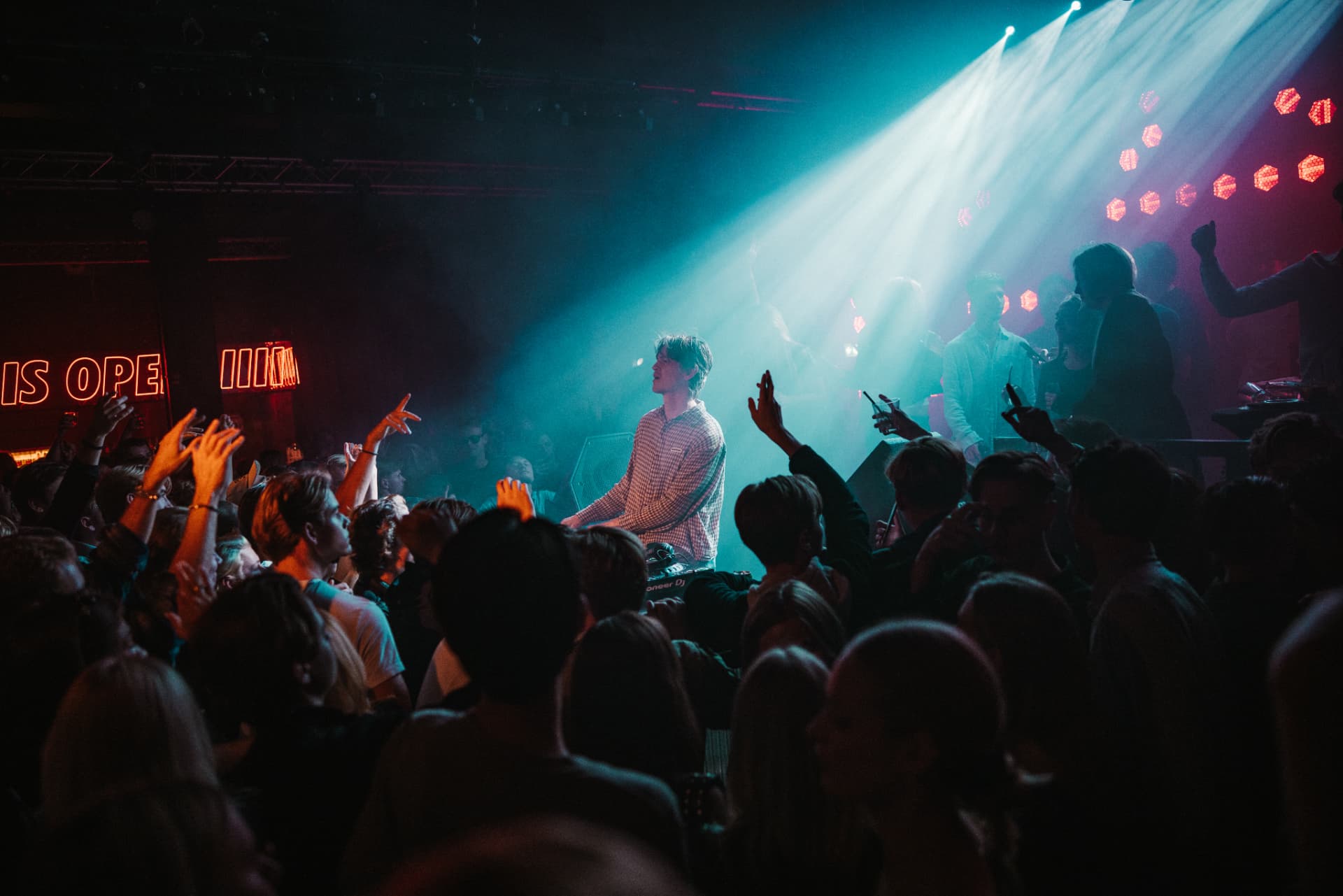 Hi Stakes på Surr Arena – DJ och publik