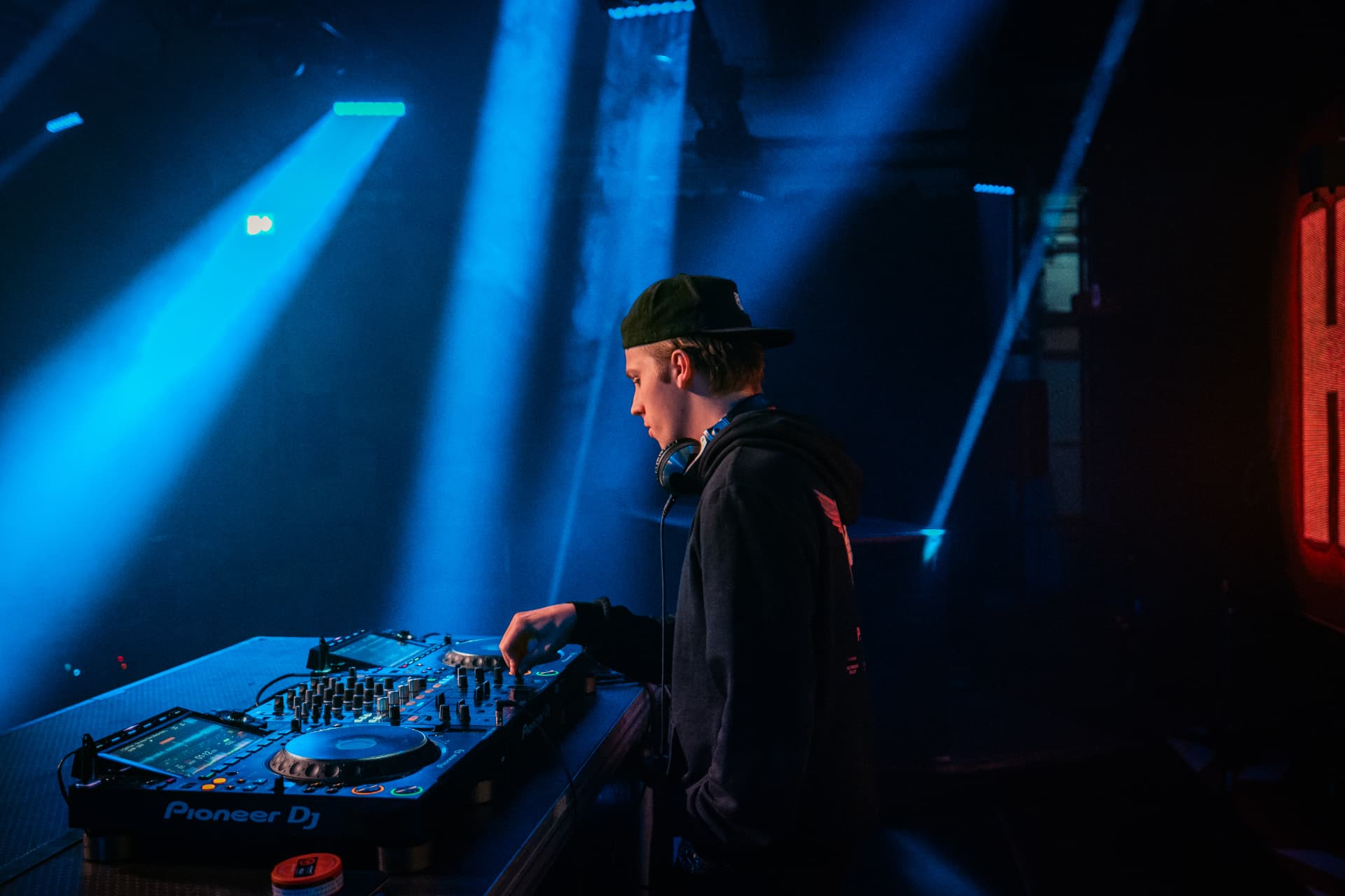 William Husmark bakom DJ-bordet